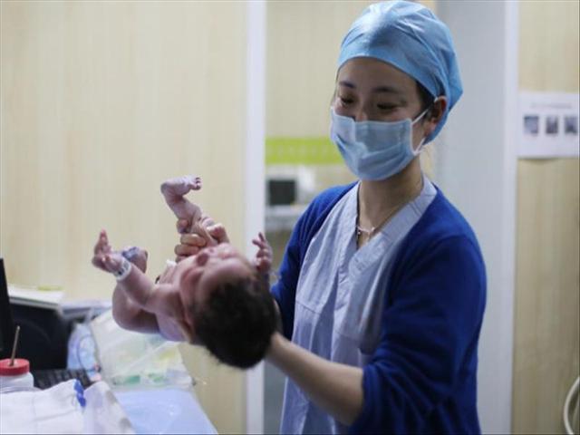                     为什么很多宝宝出生后，会被抱走半小时？医生不说但家长要知道