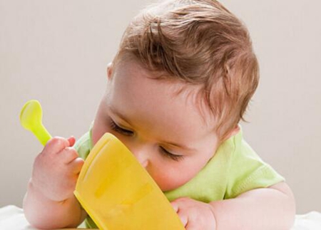                      6月天1周1大宝宝要怎么穿衣服,夏天小宝宝要穿袜子吗？