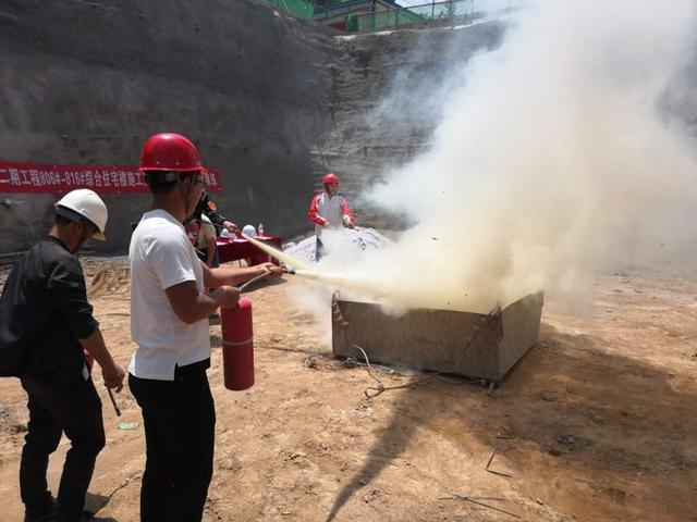 火灾发生时如何正确使用灭火器进行灭火 c393ebfb1223484ca7687efcec5e725a.jpeg