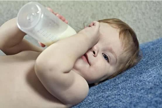 婴儿奶粉竟用“饮料”冒充，假奶粉套路又升级，家长防不胜防