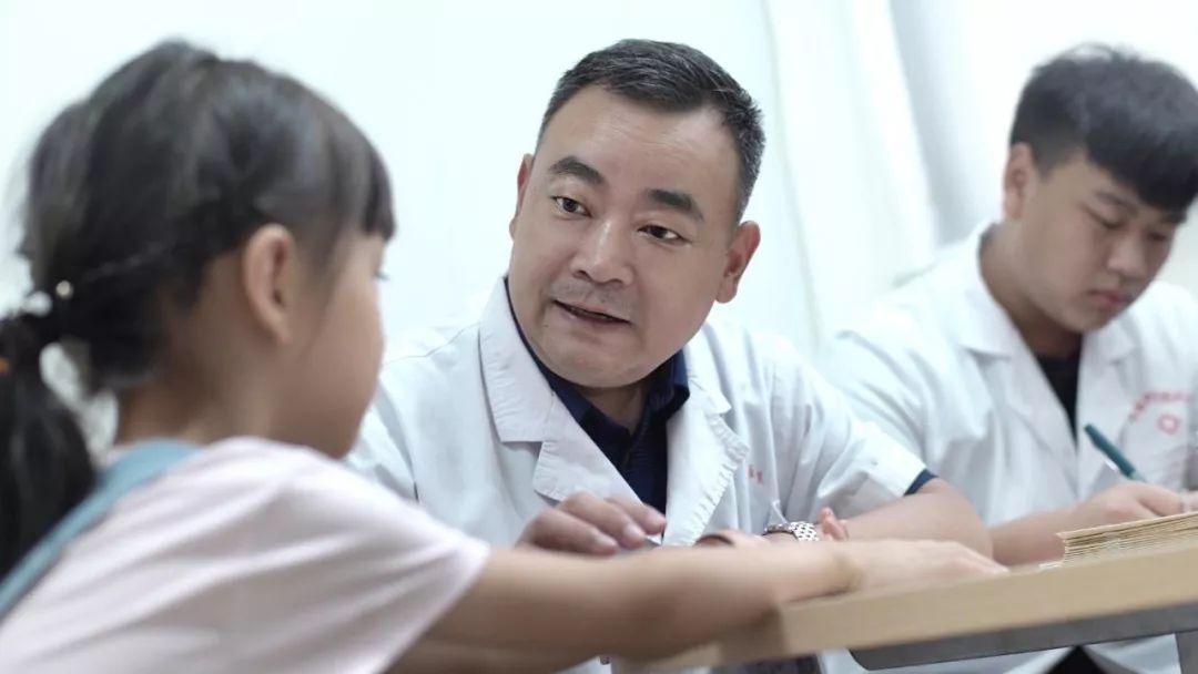                    被身高害惨的中国孩子，专家一语惊醒家长