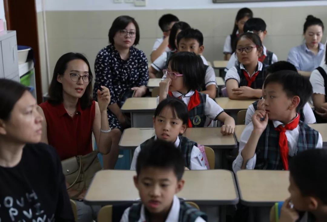 家长与专家现场互动小学生对近视眼相关问题向专家提问健康讲堂6月4日