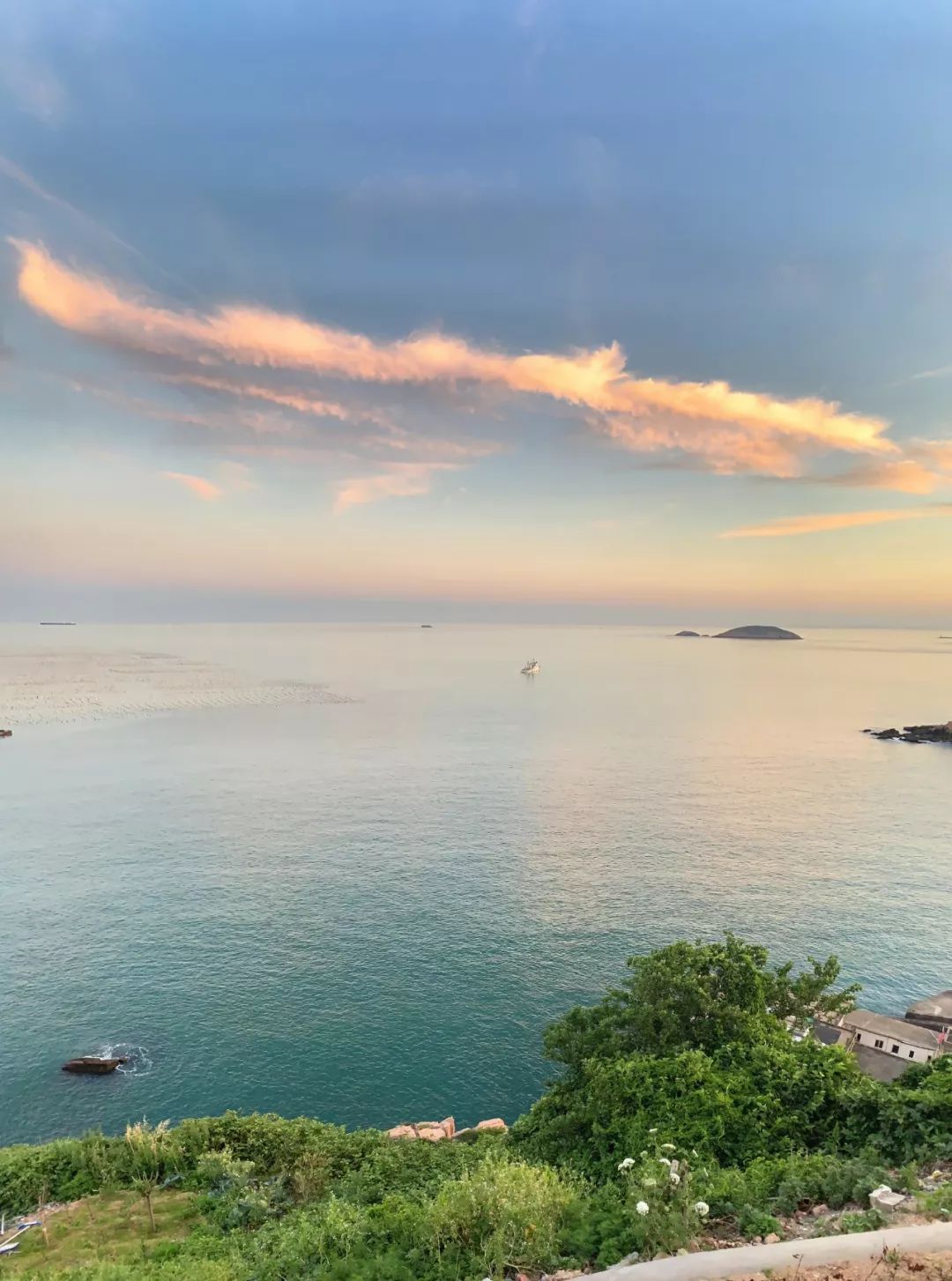 以佛教观音文化中的大慈大悲而得名,是 嵊泗 列岛第三高峰,西连群