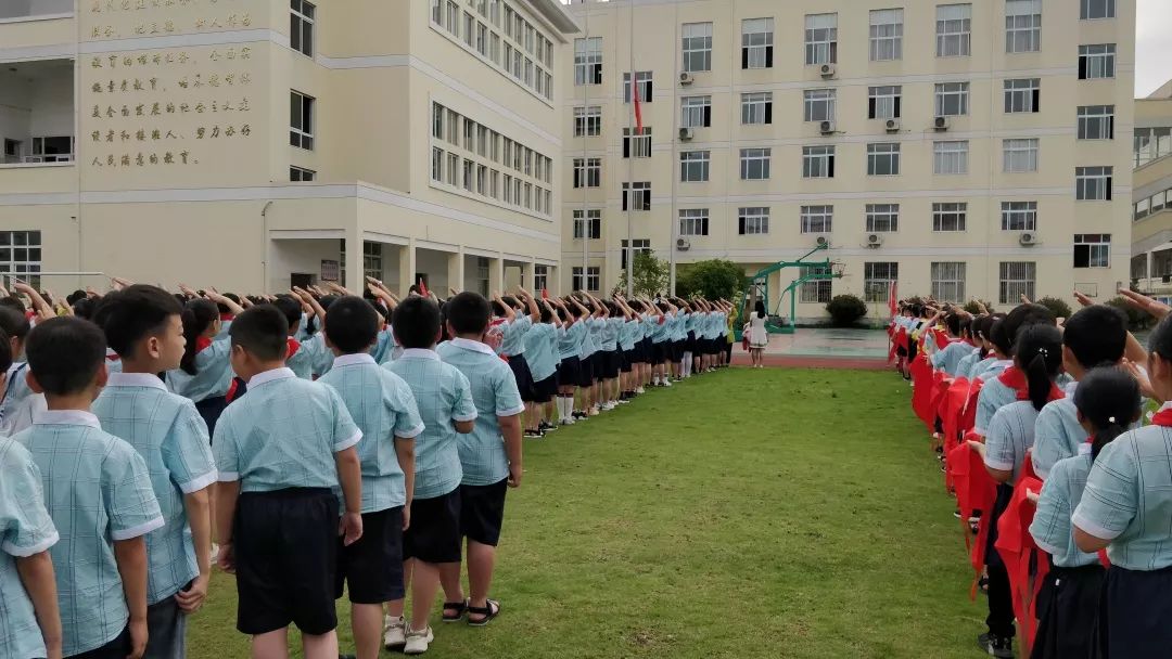 旗帜与歌声2019年6月4日上午,仙居县第七小学的操场上队旗飘扬,队歌