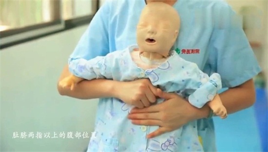                     只因奶奶喂了这个，7个月大男婴救不回来了！请你别再瞎喂了！