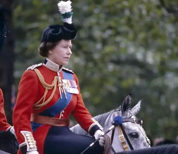 英国女王一生最危险的时刻:骑马游行险被17岁少年枪杀
