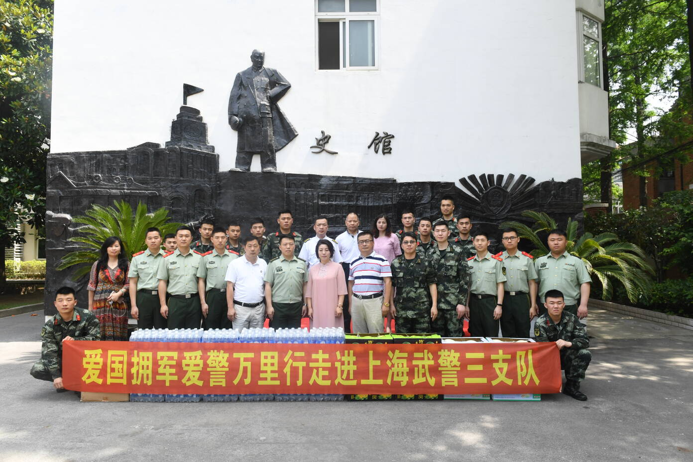 第一站便走进武警总队上海武警执勤