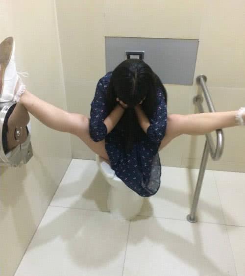 [20200204搞笑gif]：妹子上个厕所而已，用得着这么卖力-BB姬