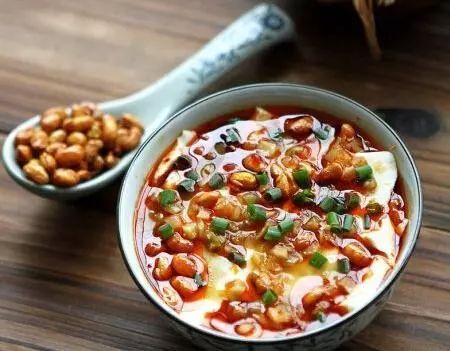 《鱼翅与花椒》:何以解忧?惟有美食!