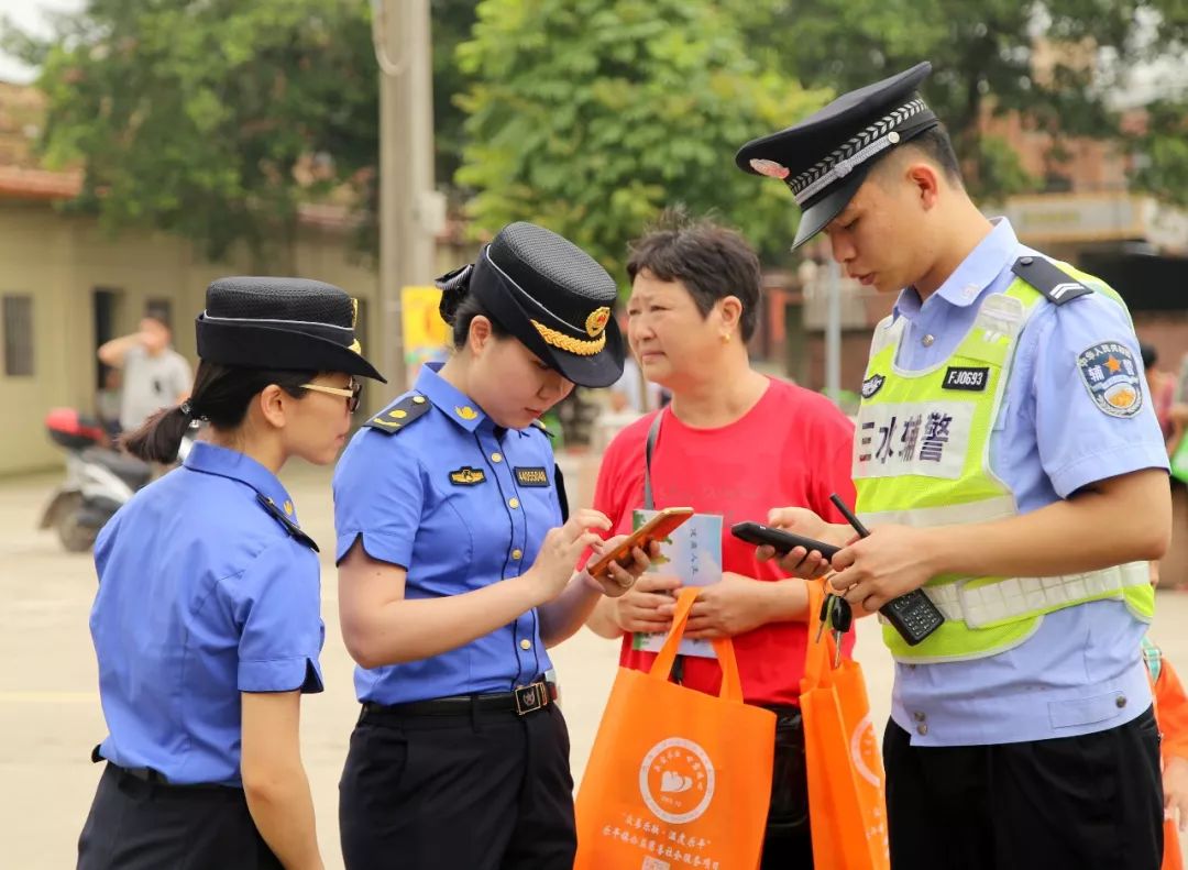 城管小姐姐和警察叔叔一起协助阿姨寻找小孩