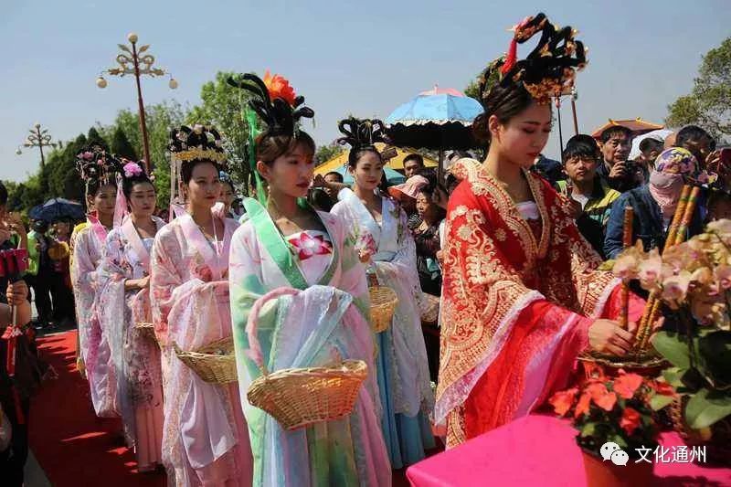 芒种民俗 送花神 农历二月初二日花朝节上迎花神.