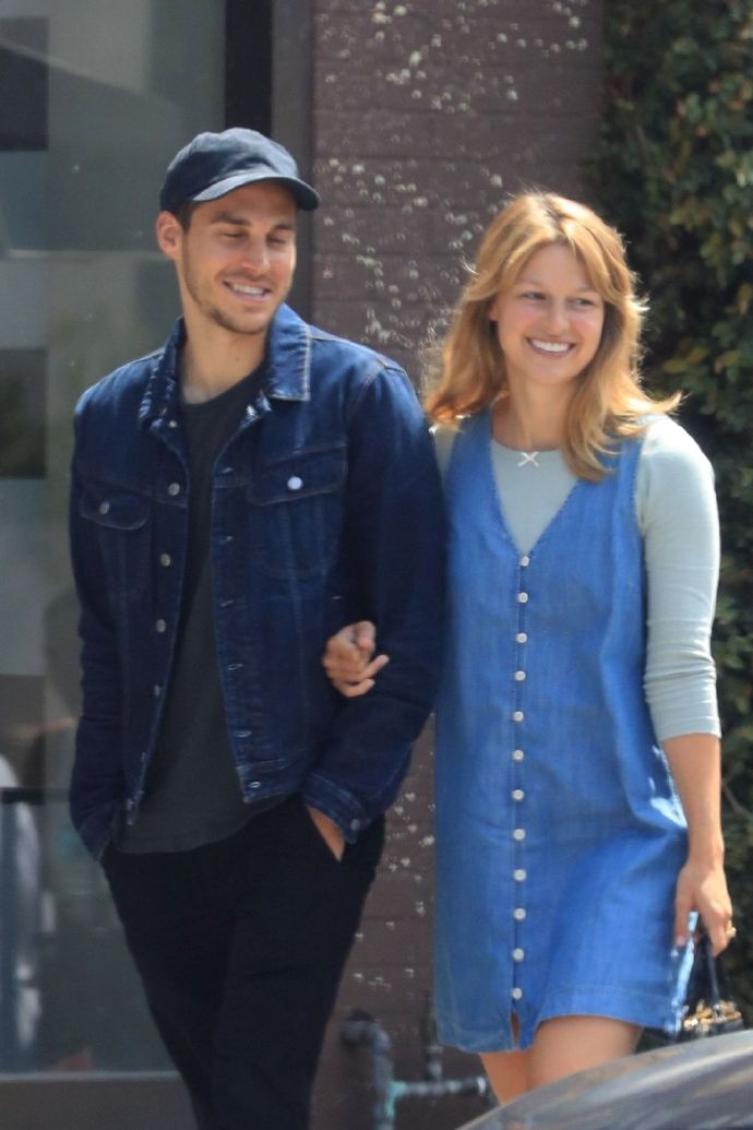 女超人梅利莎·拜诺伊斯特和未婚夫 chris wood出街