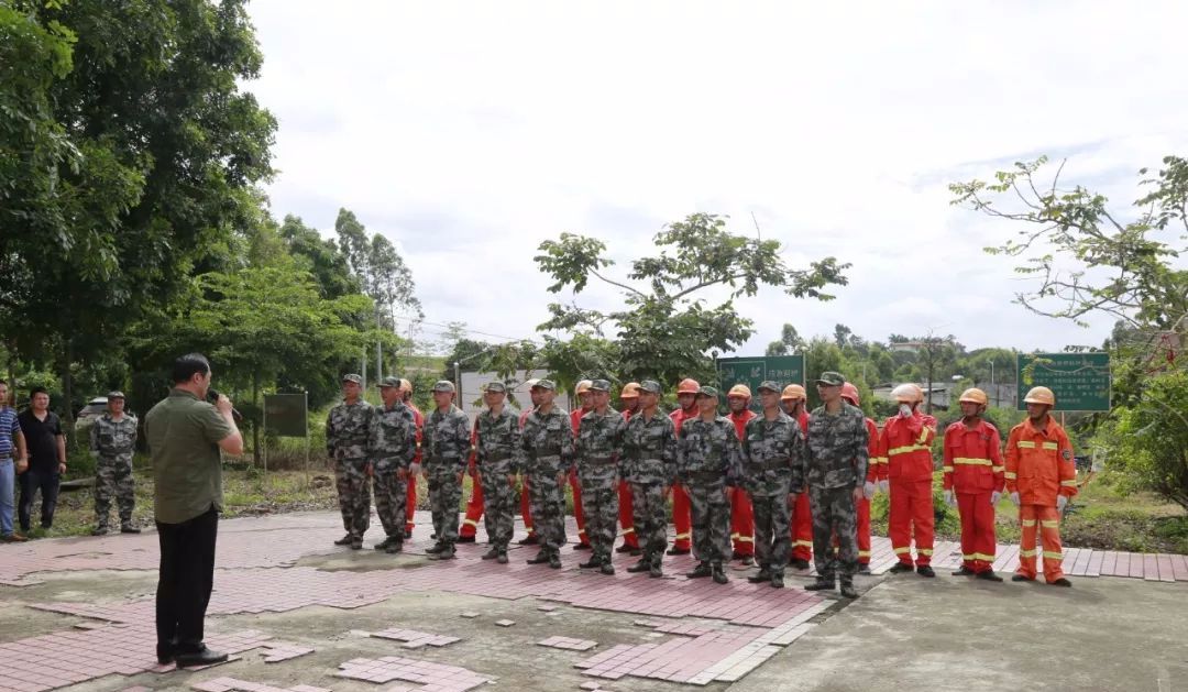 在廉江市森林防火训练基地召开总结会上，听取廉江市应急管理局梁小龙局