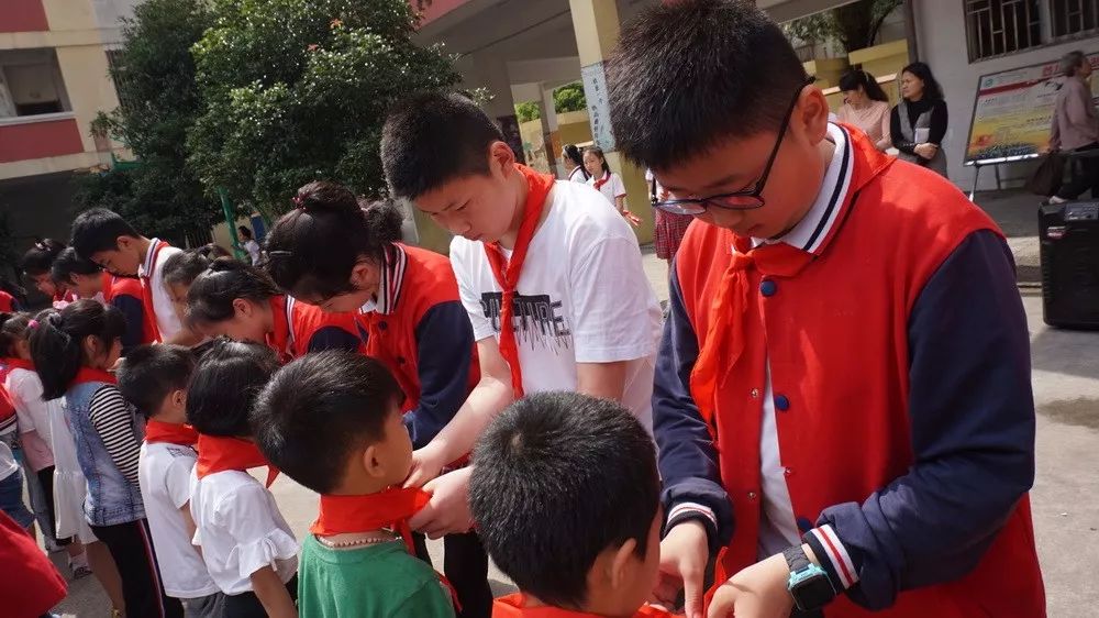 红领巾飞扬少先队筑梦穿山小学一年级少先队入队仪式
