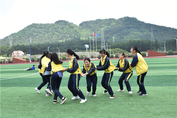 6月4日,龙里县龙里中学高三九班学生在操场上做趣味游戏.