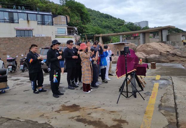 饰演小石头4,王嘉轩参加电视剧《潜梦追凶》拍摄饰演小乞丐3,金靖焱