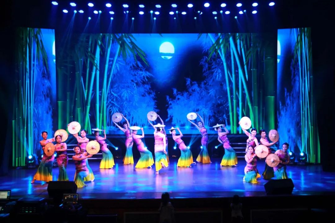 表演者:区文化馆 九 尾声傣族舞《雨竹林》