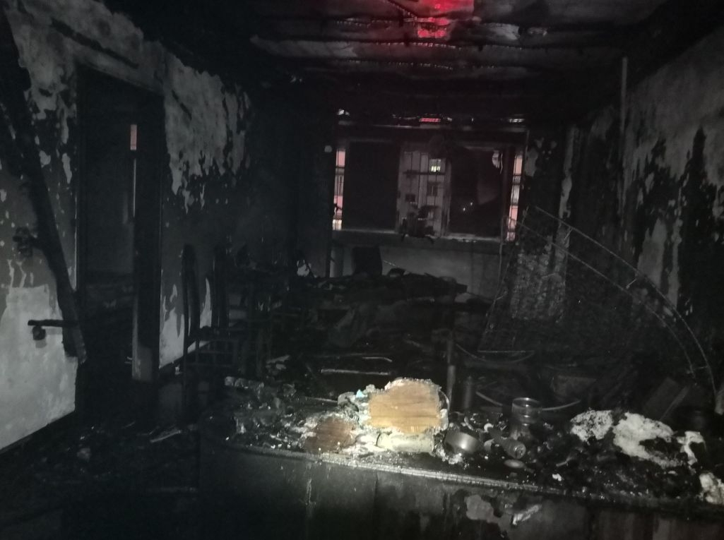 东区一栋老式住宅楼发生火灾,楼内老人、婴儿多达7人被困!最终......