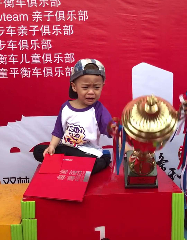                     原创            宝宝比赛得了冠军，却怎么都高兴不起来，妈妈知道原因后笑喷了