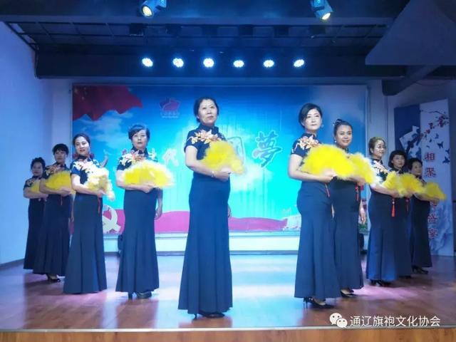 旗袍走秀: 女人花演者:紫荆花队高慧玲等女声独唱:我是一条小河演唱