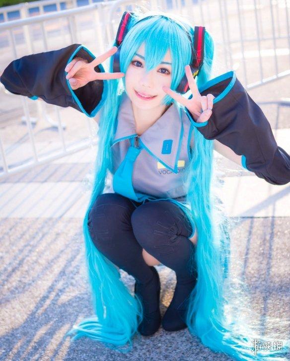 皮肤白嫩电眼迷人11区可爱双马尾合法萝莉cos初音