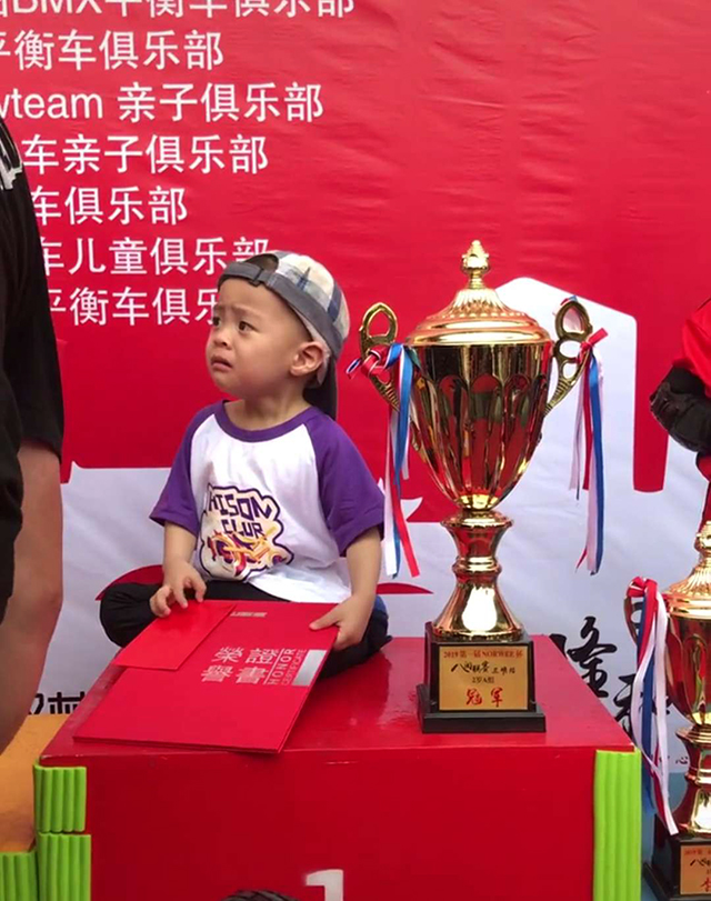                     原创            宝宝比赛得了冠军，却怎么都高兴不起来，妈妈知道原因后笑喷了