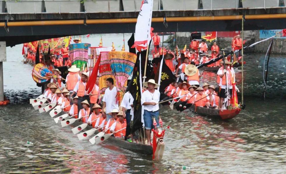 的赛龙夺锦,587岁的盐步老龙还会身穿盛装与"契仔"泮塘小龙一起游龙