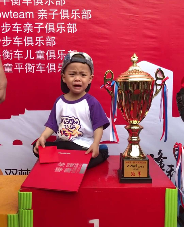                     原创            宝宝比赛得了冠军，却怎么都高兴不起来，妈妈知道原因后笑喷了