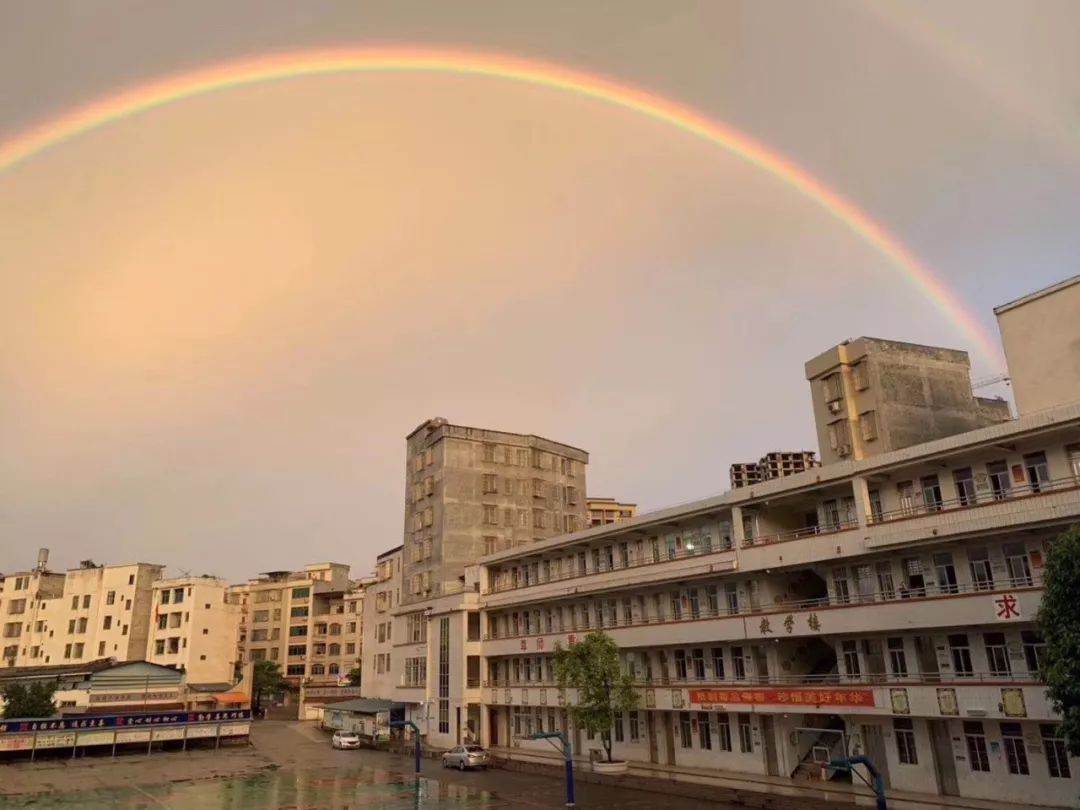 郁南都城雨后惊现双彩虹好仙太美了