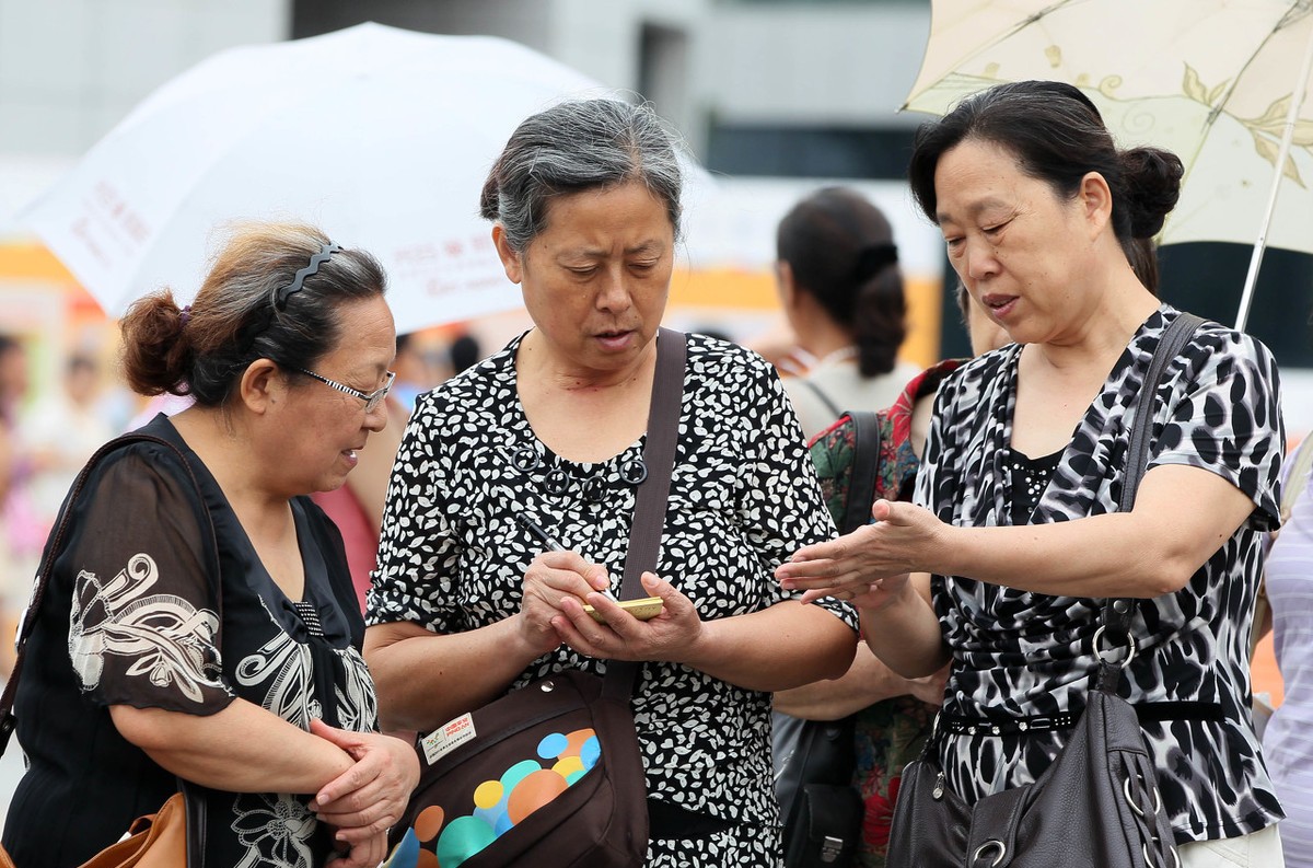 老父母成了催婚"大部队"