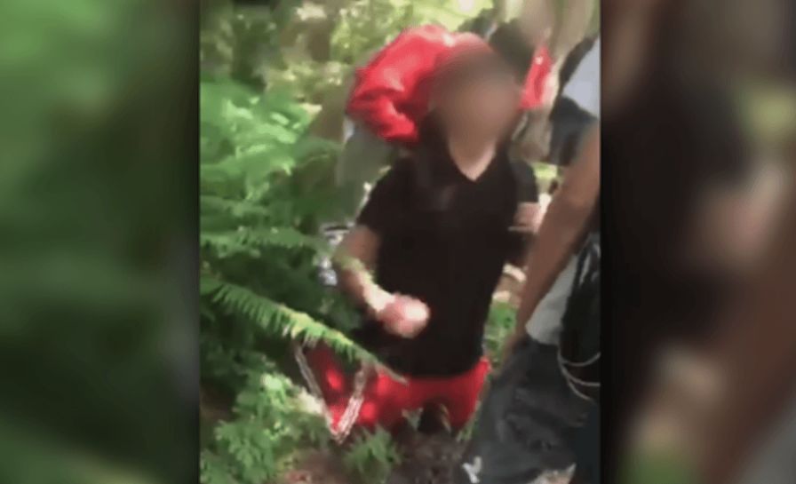 加拿大校园暴力:男孩被迫下跪吻脚,学校竟封锁