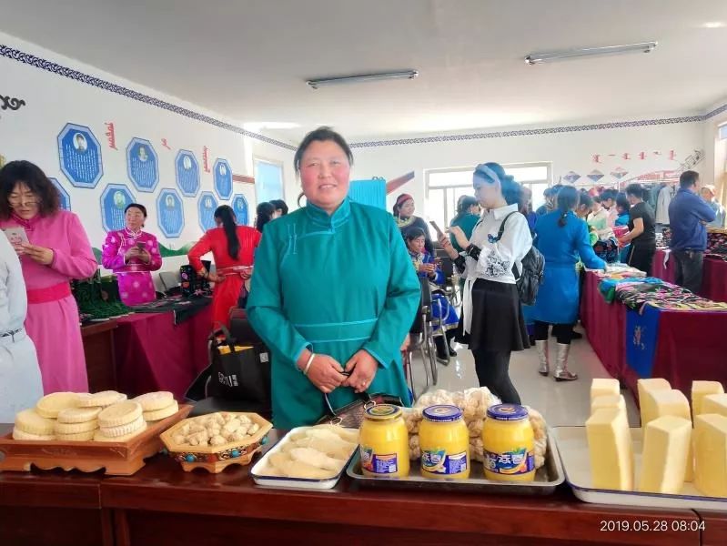 木其尔与她的作品 牧其尔与她的美食 图雅与她的奶食品 乌云图雅的