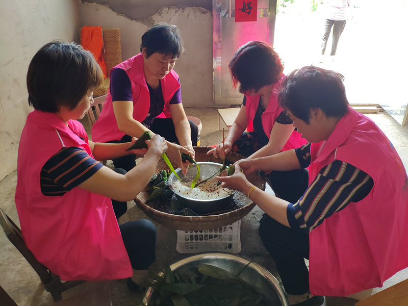 市,区,镇三级领导走访常州好人李东芹_唐国宇