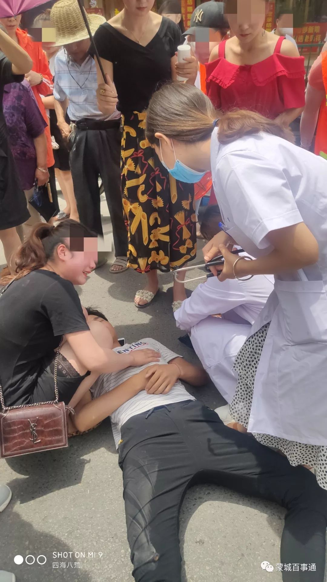 好心人争相帮忙天气可谓是相当的闷热当时正值晌午受伤男子昏迷不醒