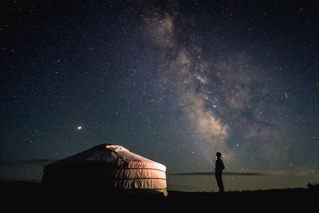 如果你在黑夜中哭泣,请抬头仰望星空