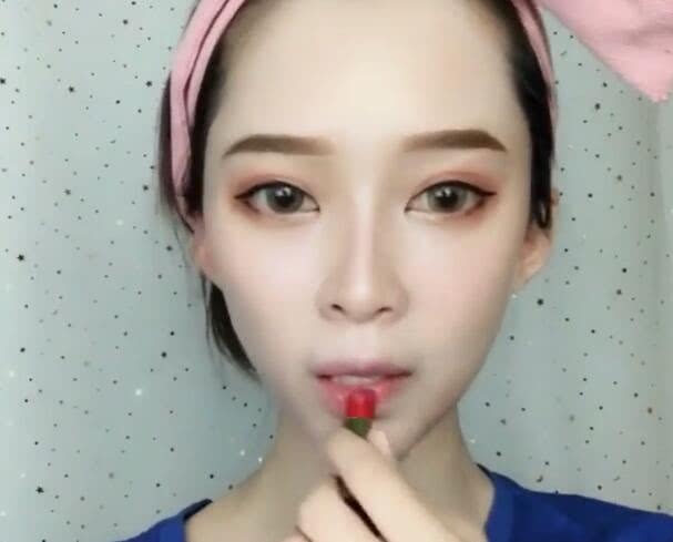 原创妹子化个妆去相亲,男生见后很快就订婚了!