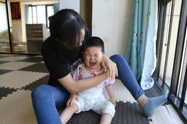                     女婴出生后脑袋里能不断放电 母亲求医1年希望让这特异功能消失