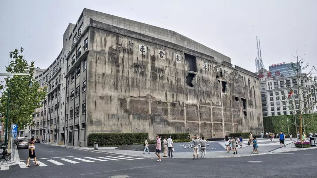 四行仓库位于上海静安区中南部的苏州河北岸,西藏路桥的西北角,地址