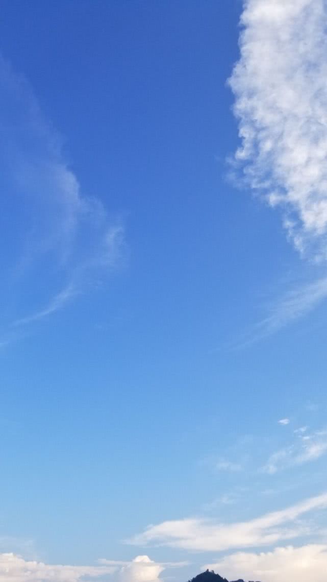 原创六月天很靓很蓝很美很澄净蓝蓝的天漂浮朵朵白云