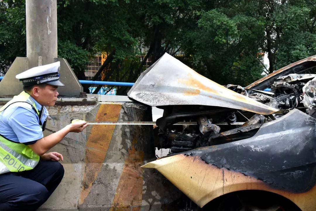 广西一男子出车祸,不幸被烧身亡!附监控视频!