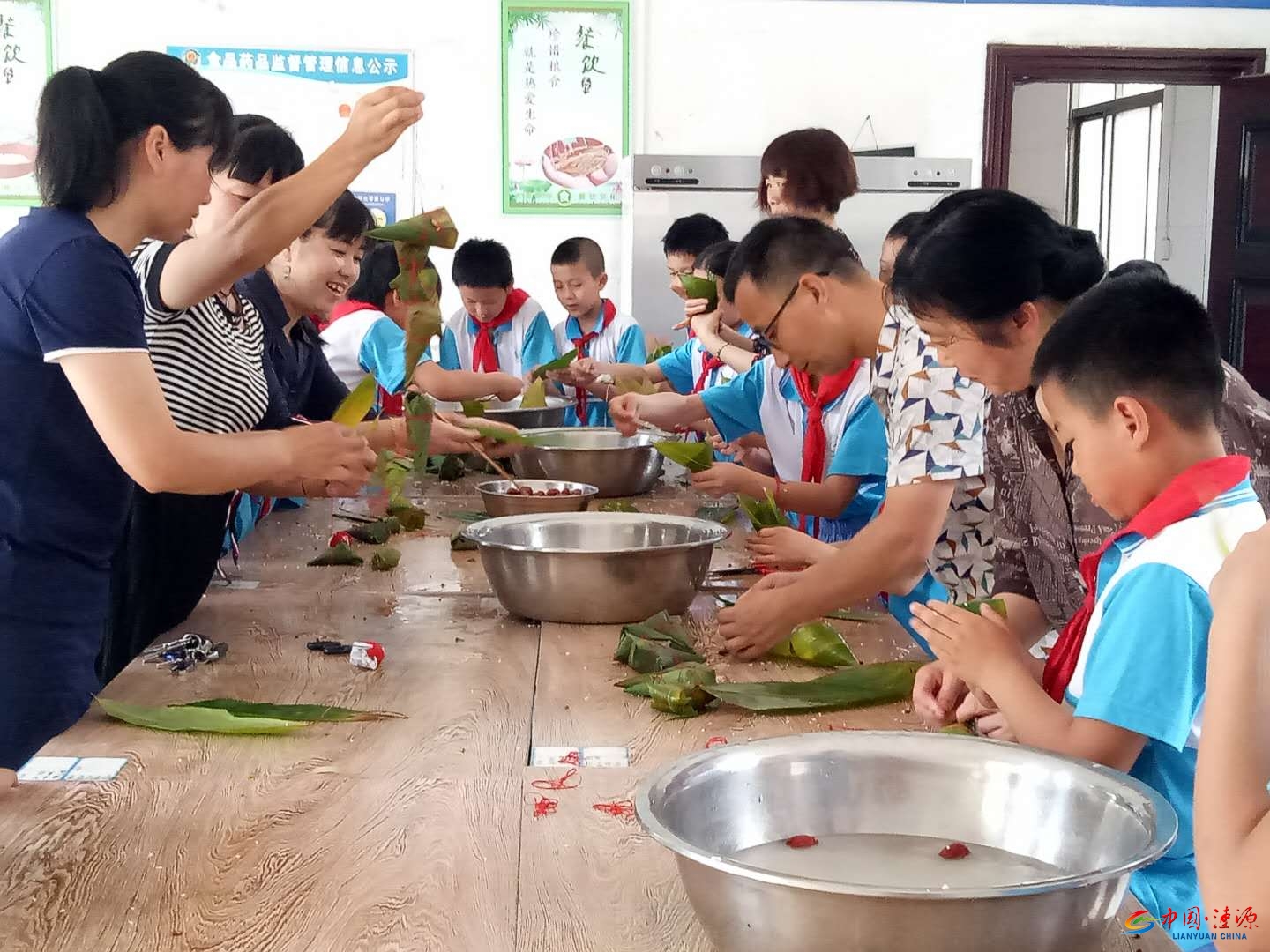 渡头塘镇洪家学校师生一起包粽子迎端午节