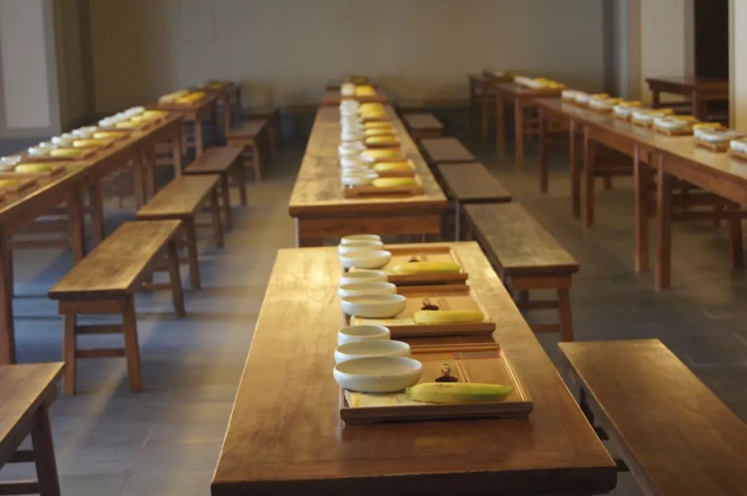在灵山精舍素心堂,采用寺院斋堂的条桌,长凳的形式,就餐的全程都保持
