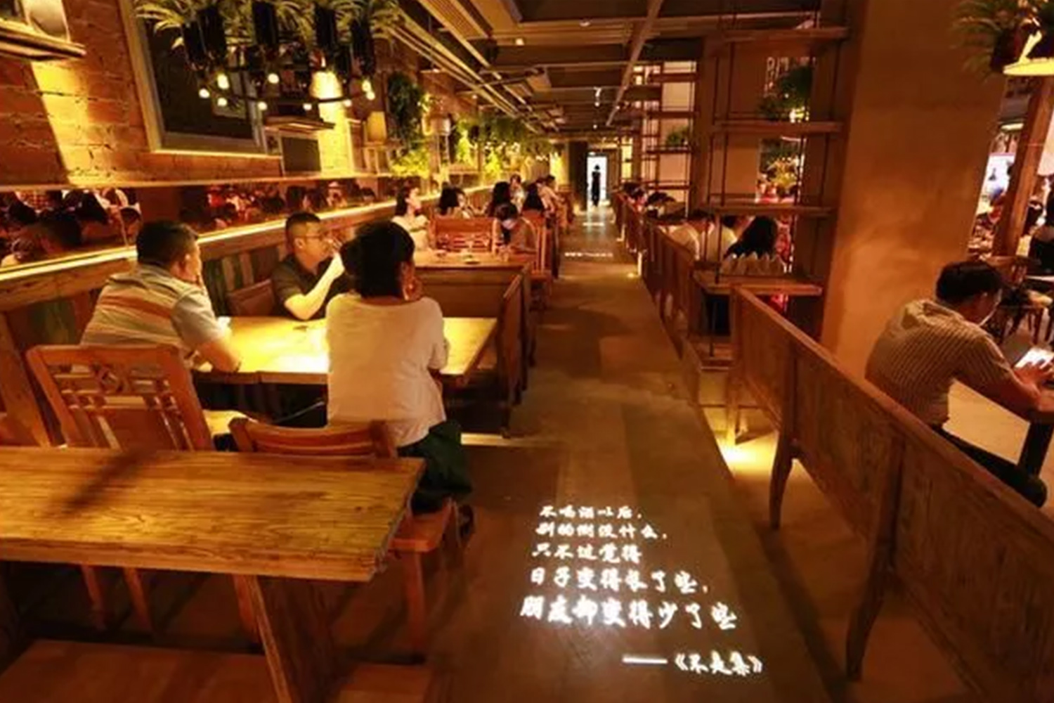 胡桃里酒吧人均消费_胡桃里音乐酒吧
