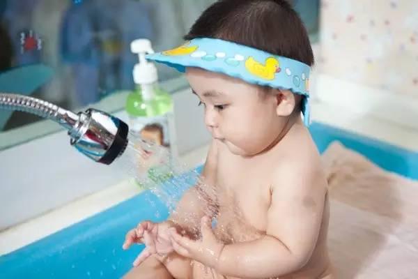                     儿科医生：夏季给娃洗澡，避开3个时间段，不然会破坏娃的免疫力