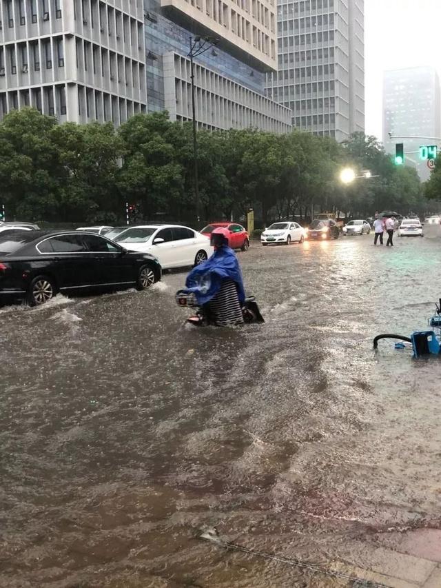 南京最新雨情汇总!南京的雨比____那天还要大,明日大反转.