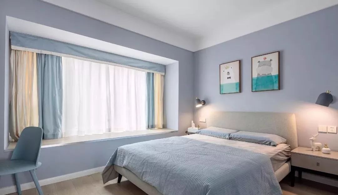 男孩卧室,采用蓝灰色调,配以卡其色大床与深灰壁灯,背景采用童趣