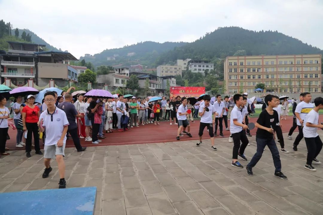 展现新时代学生的精神风貌,6月5日,古蔺县中城中学举行了一场由学生们