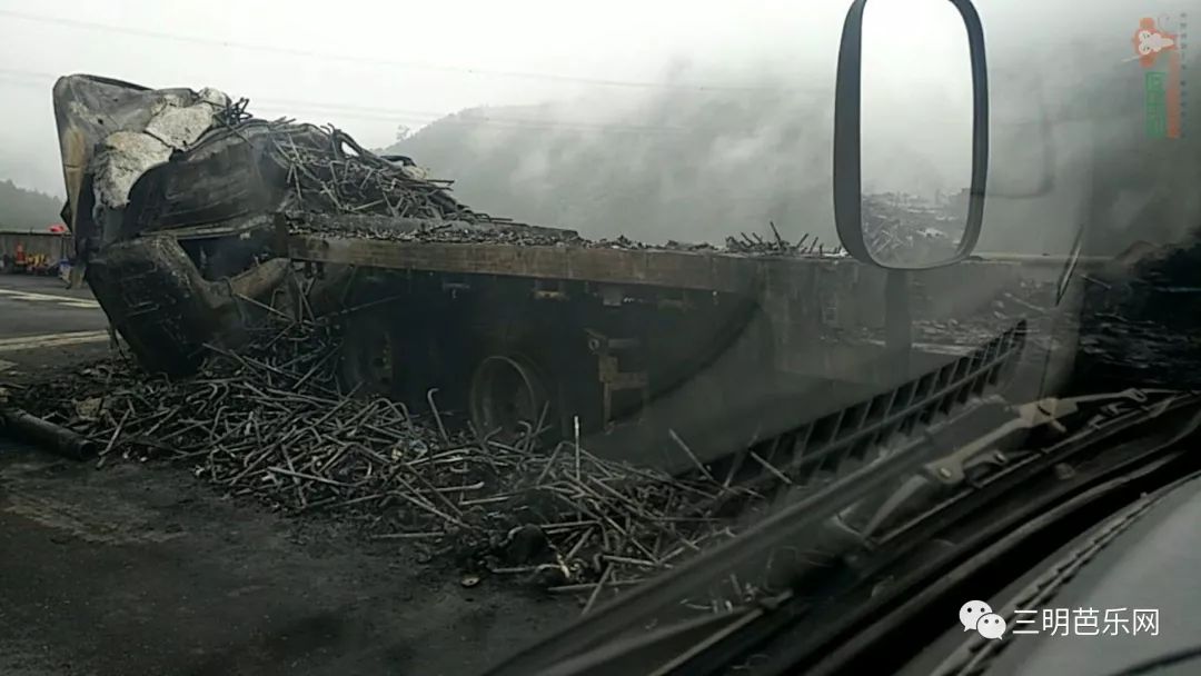 厦沙高速上一货车起火烧得面目全非