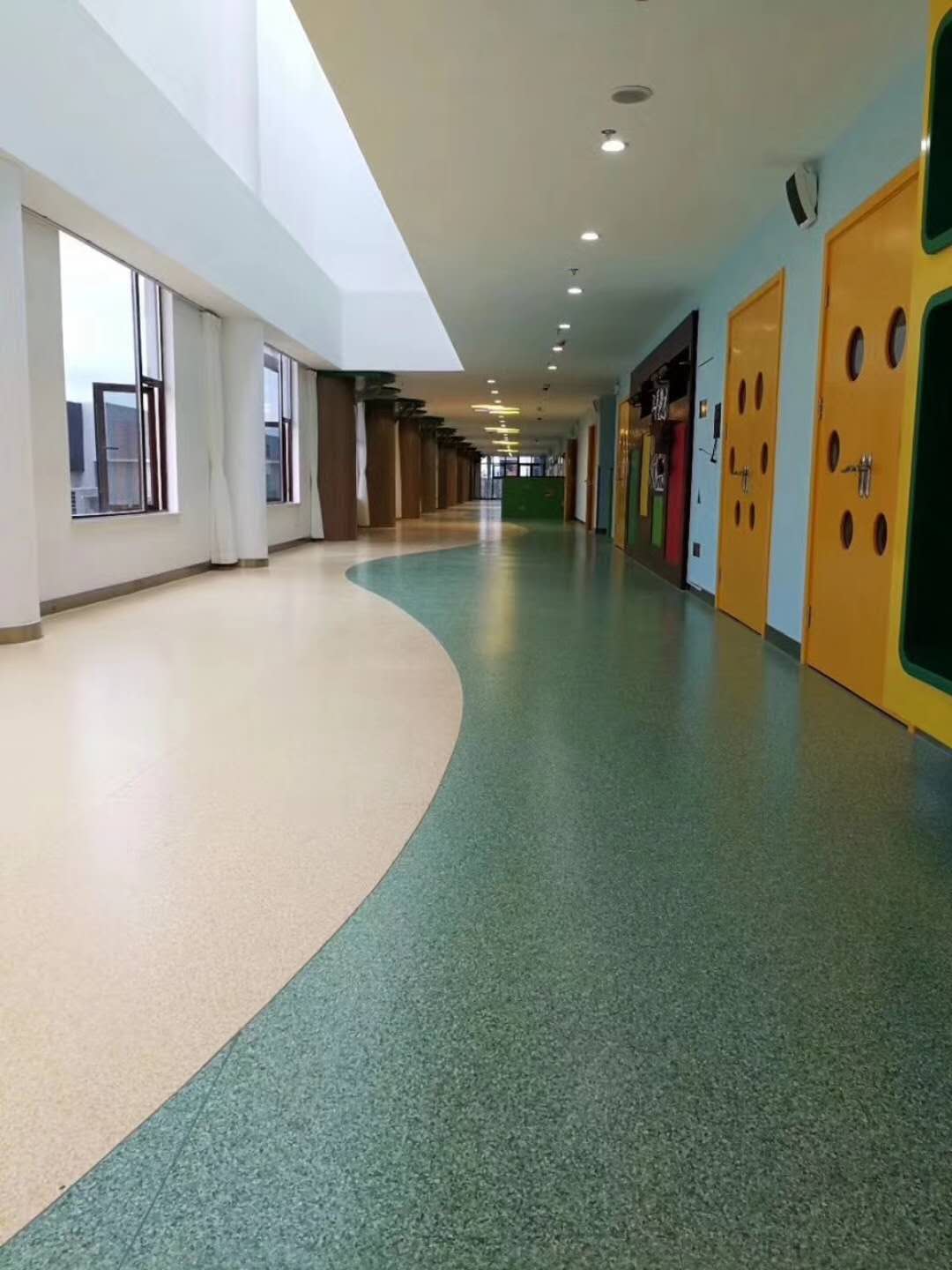 厂家详解幼儿园走廊和楼梯塑胶地板铺装设计方案