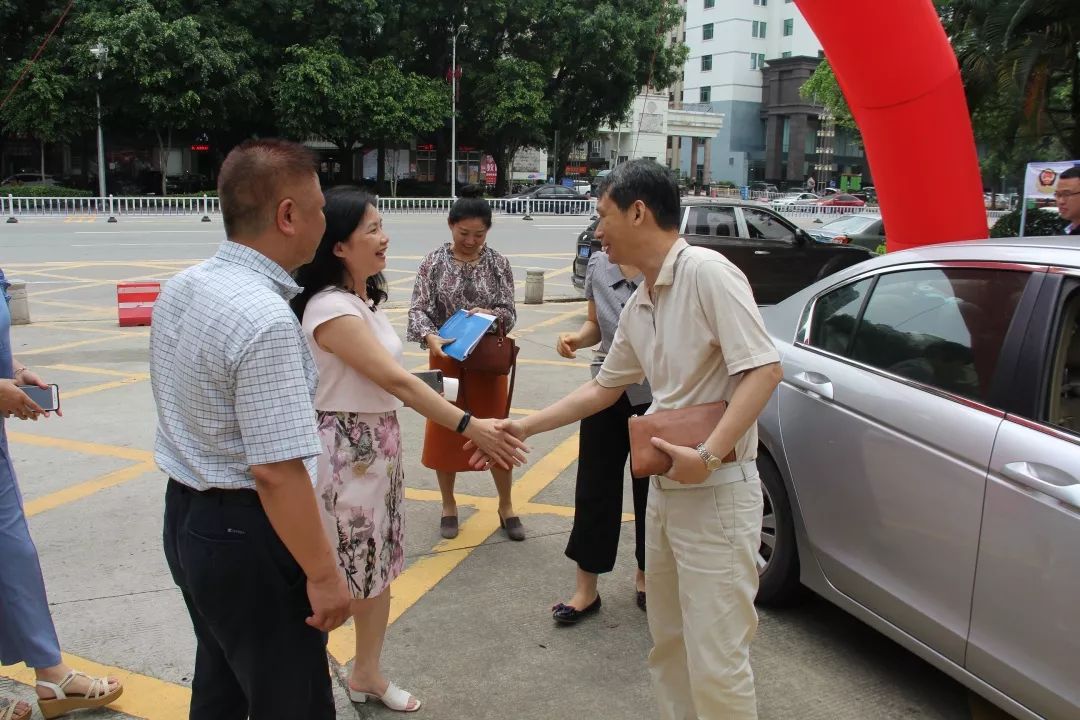 校长费世汲,党总支书记,副校长张如忠,副校长罗树芳等领导参与了座谈